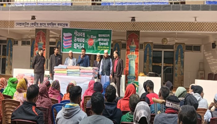 ​দক্ষিণখান পশ্চিম থানার উদ্যোগে শীতবস্ত্র উপহার বিতরণ