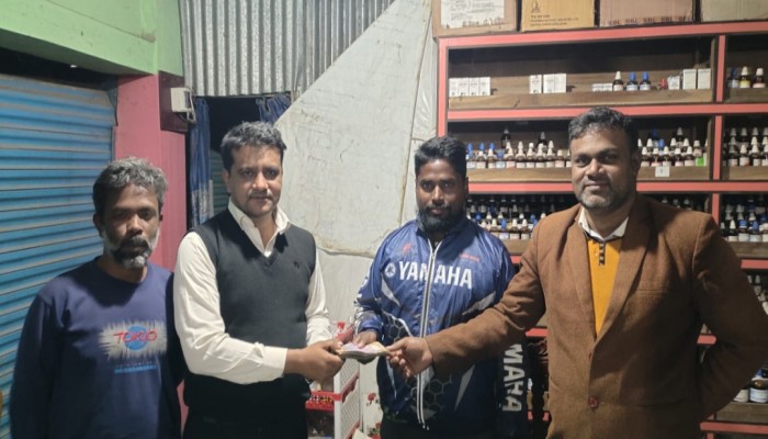 আইনের বাইরেও মানবিকতা: রাস্তায় পাওয়া টাকা ফিরিয়ে দিলেন অ্যাডভোকেট