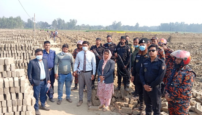 দিনাজপুরে র‌্যাব-১৩ এবং পরিবেশ অধিদপ্তরের যৌথ মোবাইল কোর্ট পরিচালনায় ০৪ টি ইট ভাটায় ১৪ লক্ষ টাকা জরিমানা