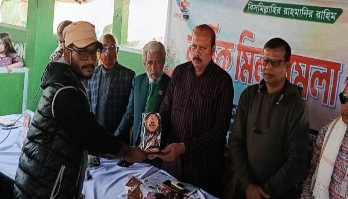যশোর বার্তার বর্ষসেরা সম্মাননায় এস এম তাজাম্মুল, রিপোর্টার্স ক্লাবের অভিনন্দন