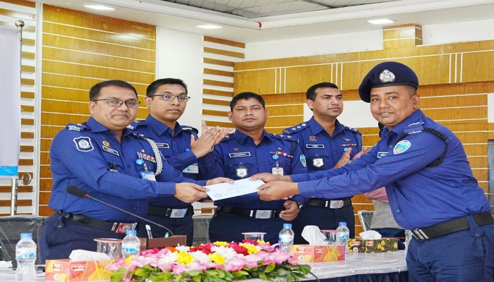 মাদক উদ্ধারে জেলার শ্রেষ্ঠ বুড়িচং থানার দুই পুলিশ কর্মকর্তা