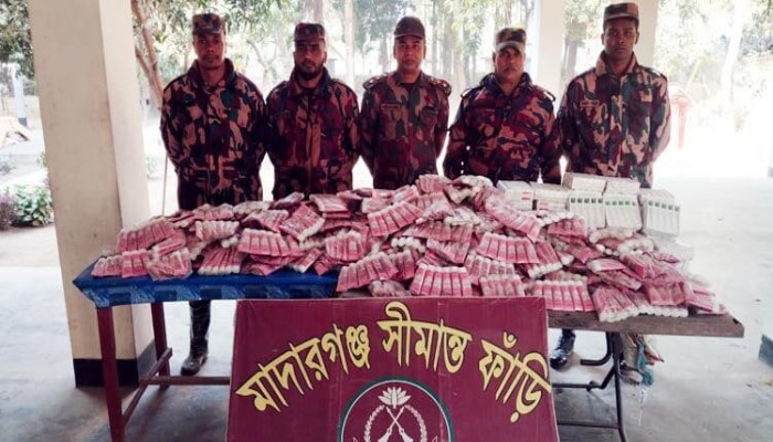 বি‌জি‌বির অভিযানে কুড়িগ্রামে ৩০ লাখ টাকার চোরাই পণ্য জব্দ