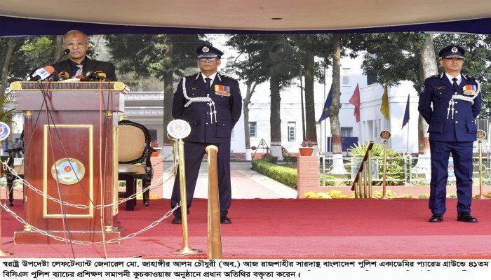 জনগণের আস্থা হারালে শক্তি প্রয়োগেও শান্তি আসে না: সারদায় নবীন পুলিশ কর্মকর্তাদের স্বরাষ্ট্র উপদেষ্টা