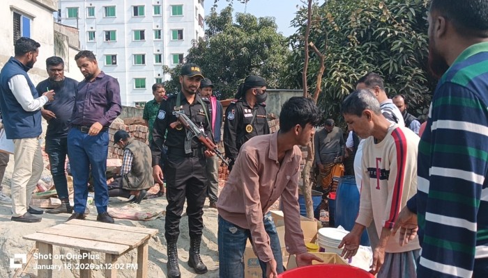 *রাজধানীর ডেমরায় র‌্যাবের ভ্রাম্যমান আদালত কর্তৃক ২ লক্ষ টাকা জরিমানা এবং ০২ টি কারখানায় বিপুল পরিমাণ নকল ও নিম্মমানের খাদ্য সামগ্রী ধ্বংস ও জব্দসহ সীলগালা।*