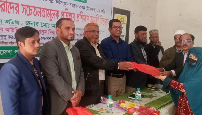 কাউখালীতে কিশোরীদের সচেতনামূলক প্রশিক্ষণ ও উপহার সামগ্রী বিতরণ