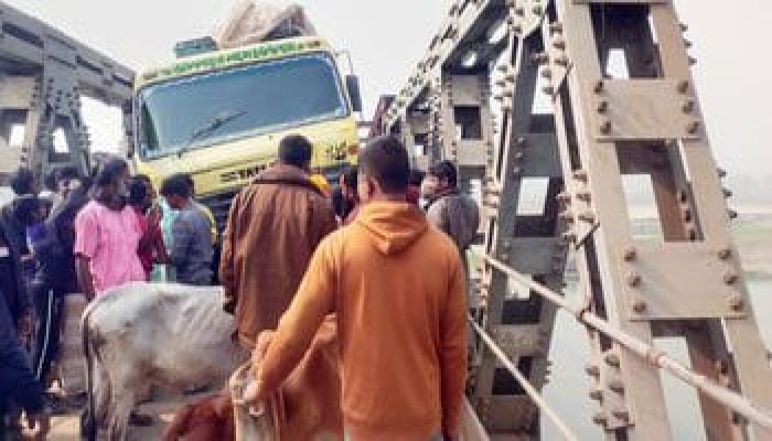 ওভারলোডিংয়ে কুড়িগ্রামের সোনাহাট সেতুর পাটাতন ভেঙে যান চলাচল বন্ধ