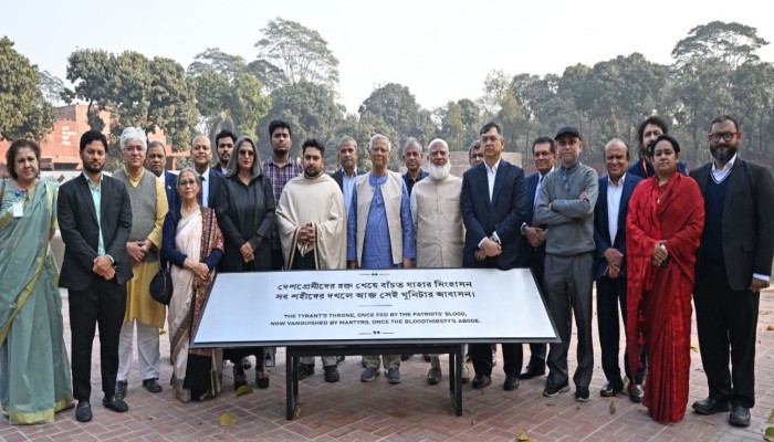 জুলাই গণ-অভ্যুত্থান স্মৃতি জাদুঘর পরিদর্শনে প্রধান উপদেষ্টার সাথে যারা
