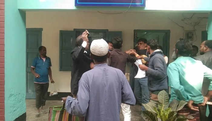 কুড়িগ্রামের রৌমারীতে ঘুষ নিয়ে সরকারি কর্মকর্তার সাথে ঘুষাঘুষি
