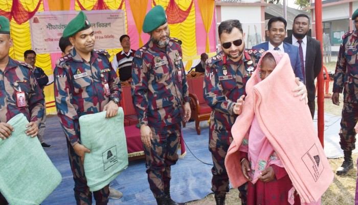 চিরিরবন্দর উপজেলার সীমান্তবর্তী এলাকায় বিজিবির শীতবস্ত্র বিতরণ