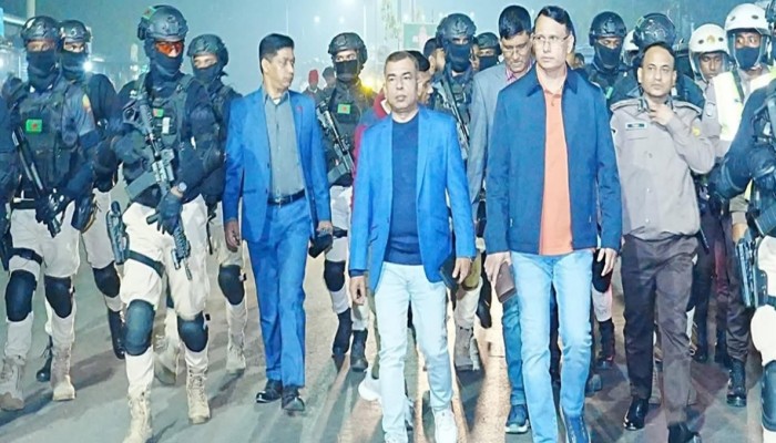 নগরীতে রাতে আরএমপি কমিশনারের আকস্মিক পরিদর্শন, সাধারণ মানুষের সঙ্গে মতবিনিময়