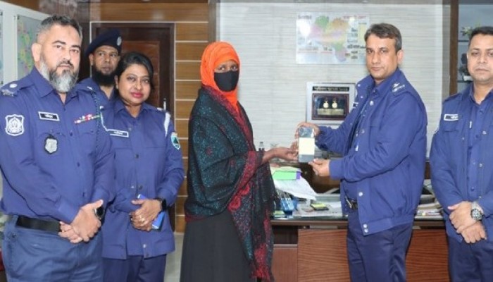 রাজশাহীতে হারানো ৫০টি মোবাইল ফোন উদ্ধার করে প্রকৃত মালিকদের কাছে হস্তান্তর