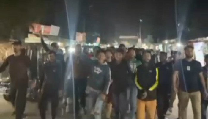 ব্রাহ্মণপাড়ায় মুদি দোকানে হামলা, ভাঙচুর ও লুটপাটের অভিযোগ এলাকাবাসীর প্রতিবাদ