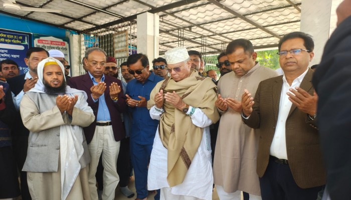 মির্জাগঞ্জে মাজার জিয়ারতের মধ্যদিয়ে নির্বাচনী প্রচারে আলতাফ হোসেন চৌধুরী