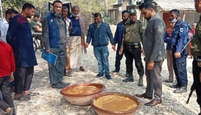 চারঘাটে ভেজাল গুড় তৈরির জন্য জড়িমানা