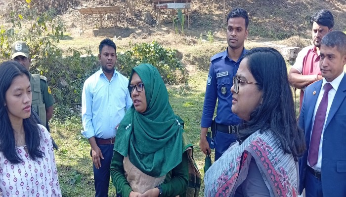 দুর্গম পথ পাড়ি দিয়ে টেনিস তারকা খই খই সাই মারমার পরিবারের সঙ্গে জেলা প্রশাসকের সাক্ষাৎ