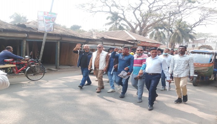 কেন্দ্রীয় যুবদল নেতা মাহমুদ খান বিএনপির নেতাকমীদের সাথে নিয়ে মুলাদী বন্দরে ধানের শীষের পক্ষে ভোট প্রার্থনা করেন ॥
