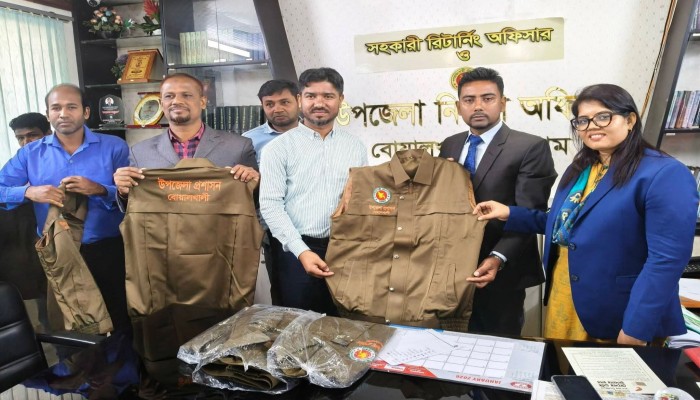 উপজেলা প্রশাসন অফিস স্টাফদের পোশাক বিতরণ