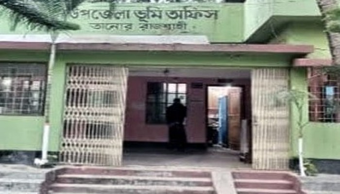 ​তানোরে সহকারী কমিশনার (ভূমি) ও সহকারীদের ওপর মারমুখি আচরণ, তিনজনের বিরুদ্ধে মামলা