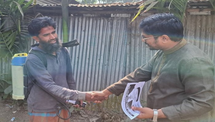 ভোটারের দ্বারে দ্বারে স্বতন্ত্র প্রার্থী শুভ