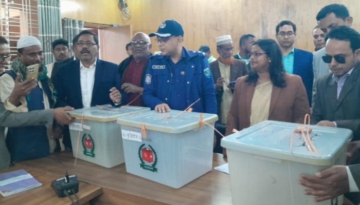 কুড়িগ্রামে উদ্বোধন হলো পোস্টাল ব্যালট বাক্সের লক