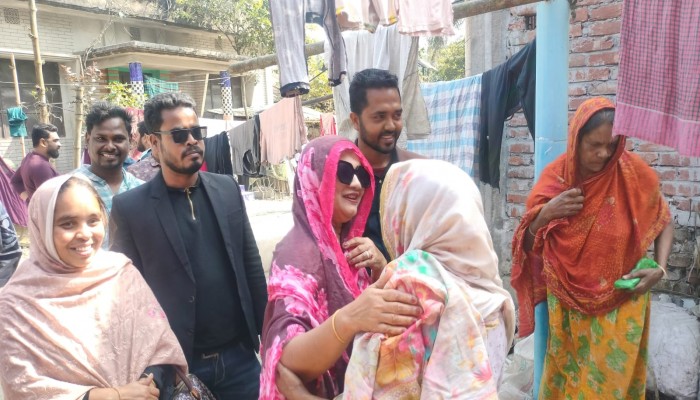​বিএনপি মনোনীত এমপি প্রার্থী ইলেন ভুট্টো যাচ্ছেন ভোটারের বাড়ি