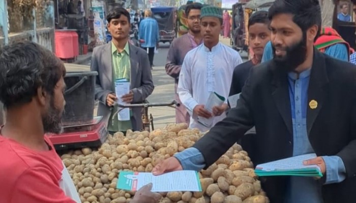 ​ঝালকাঠিতে গণভোটে ‘হ্যাঁ’-এর পক্ষে ছাত্রশিবিরের গণসংযোগ ও লিফলেট বিতরণ