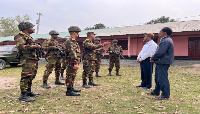 বদরগঞ্জে  সেনাবাহিনী নির্বাচনকালীন আইন-শৃঙ্খলা পরিস্থিতি বিভিন্ন কেন্দ্রে পরিদর্শন।