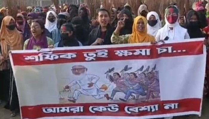​কর্মজীবী নারীদের নিয়ে মন্তব্যের প্রতিবাদে ঝালকাঠিতে ঝাড়ু মিছিল ও বিক্ষোভ