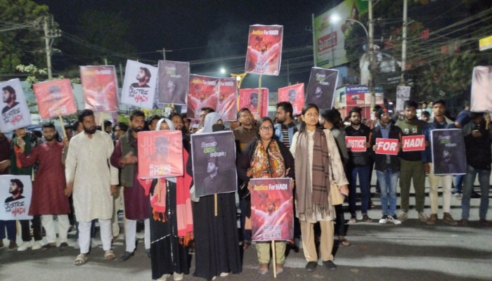 জাবের গুলিবিদ্ধ ও হাদি হত্যার বিচার দাবিতে রাজশাহীতে নগরীতে রাবি শিক্ষার্থীদের সড়ক অবরোধ ও বিক্ষোভ