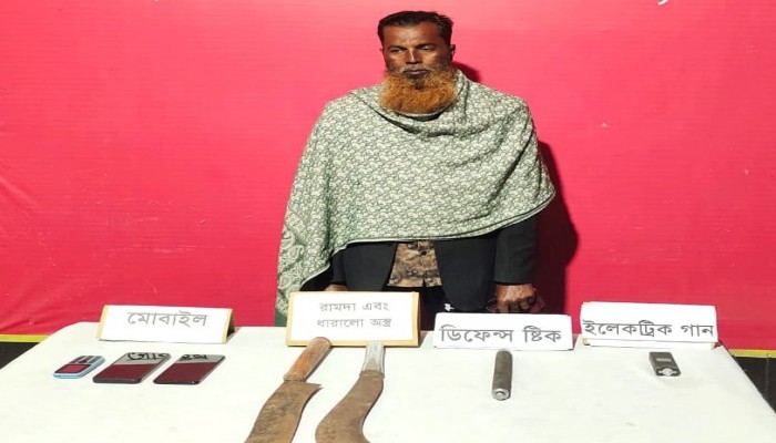 ​লক্ষ্মীপুরে যৌথবাহিনীর অভিযানে  দেশীয় অস্ত্রসহ বিএনপি নেতা আজাদ গ্রেপ্তার