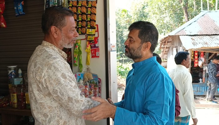 ​শেষ মুহূর্তের গণসংযোগে ব্যস্ত ঝালকাঠি-১ আসনের স্বতন্ত্র প্রার্থী মঈন ফিরোজী