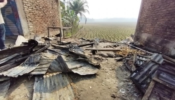 রাজাপুরে বিএনপির বিরুদ্ধে জামায়াতের কার্যালয়ে অগ্নিসংযোগের অভিযোগ, সংবাদ সম্মেলন
