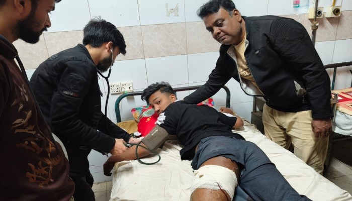 সিরাজগঞ্জে কলেজ ছাত্রকে প্রকাশ্যে মারধর ও ছুরিকাঘাত, মোবাইল-টাকা ছিনতাই