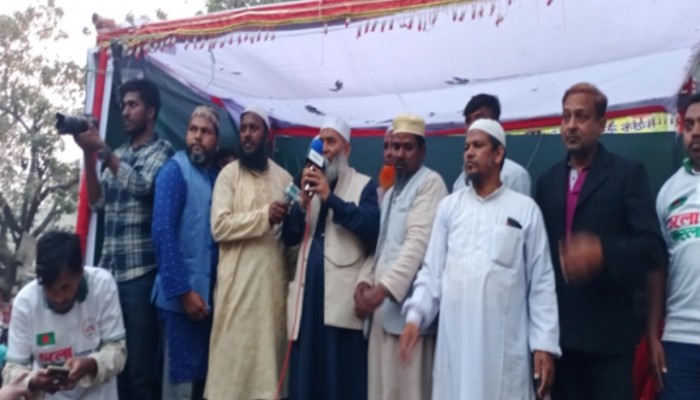 রাজশাহী-১ আসনে পথসভায় দাঁড়ি পাল্লায় ভোট চাইলেন প্রার্থী অধ্যাপক মজিবুর রহমান