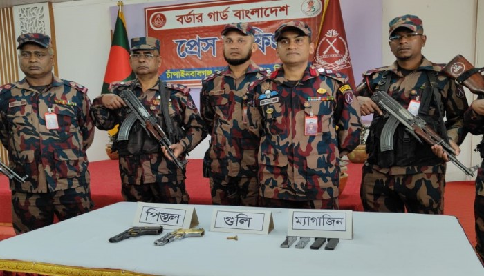 ​চাঁপাইনবাবগঞ্জে ৫৩ বিজিবি'র অভিযানে ০২টি বিদেশী পিস্তল, ০৪ টি ম্যাগজিন ও গুলি ৩ রাউন্ড জব্দ