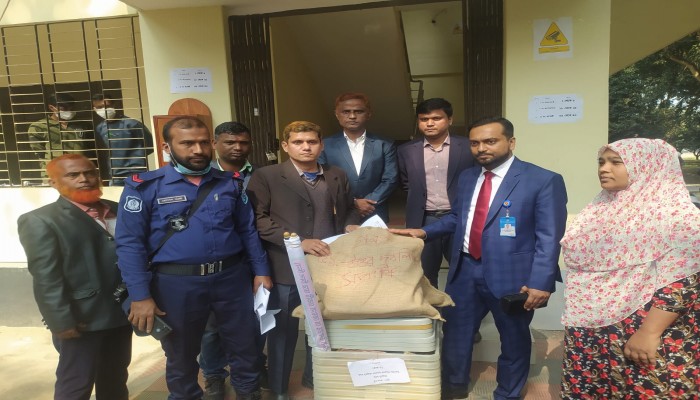 রাত পোহালেই ভোট, সরঞ্জাম যাচ্ছে ভোট কেন্দ্রে