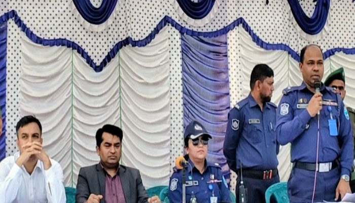 কালকিনিতে নির্বাচনী সরঞ্জামাদি বিতরণ করছেন প্রশাসন