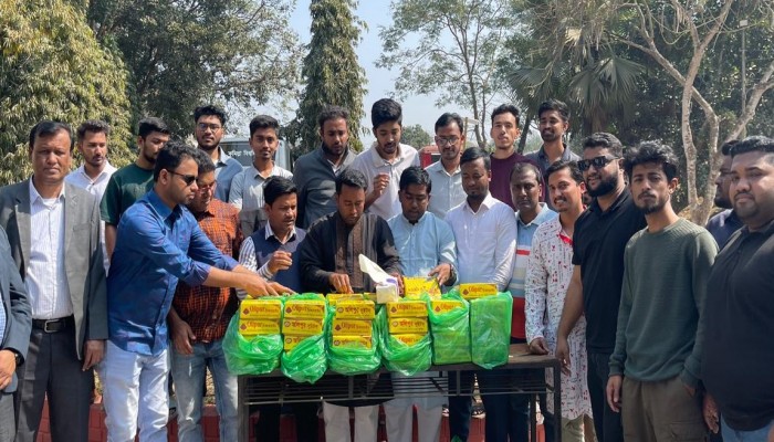 দুই-তৃতীয়াংশের বেশি আসনে বিএনপি'র জয়ে কুবি শাখা ছাত্রদলের গণ মিষ্টি বিতরণ