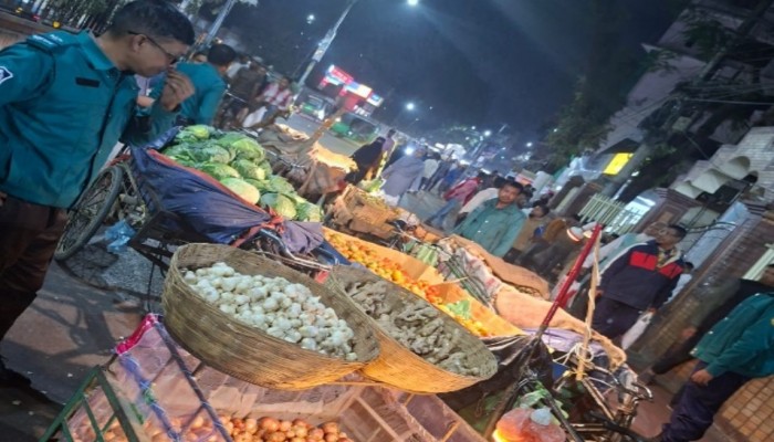 বন্দরবাজার থেকে ১৯ জন হকার আটক, ১৮টি ভ্যান জব্দ