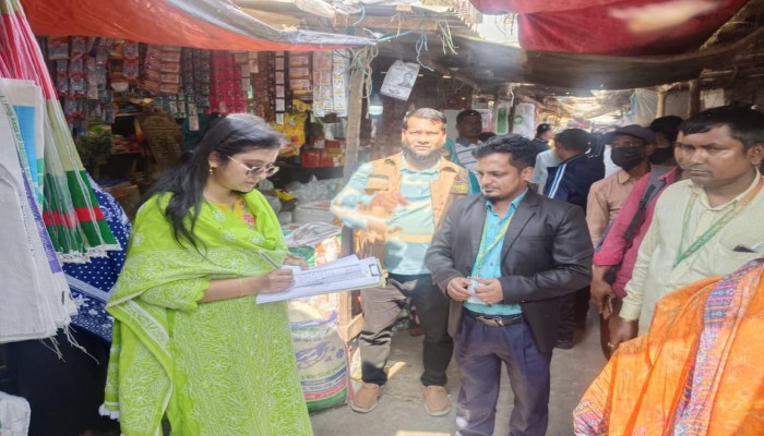কালীগঞ্জে বেশি মূল্যে পণ্য বিক্রি করায় ব্যবসায়ীকে জরিমানা!