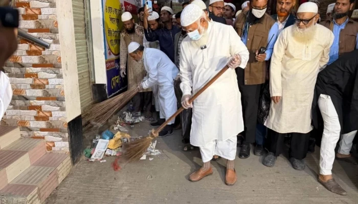 ঝাড়ু হাতে বিরোধীদলীয় নেতা শফিকুর রহমান শপথের পরদিনই