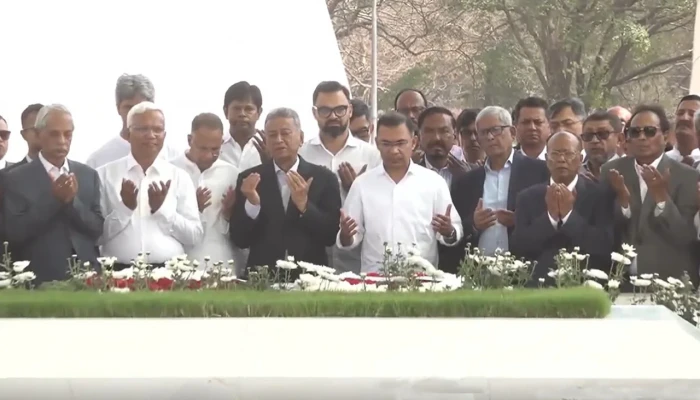 জিয়াউর রহমান ও খালেদা জিয়ার সমাধিতে প্রধানমন্ত্রীর শ্রদ্ধা