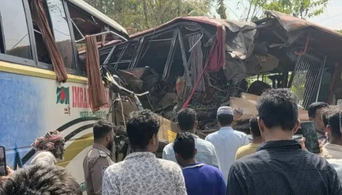 মাদারীপু‌রে দুই বা‌সের সংঘ‌র্ষে ২ জন নিহত, আহত ৩০