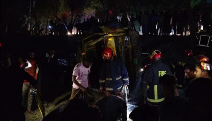 রাজবাড়ীতে পেঁয়াজবোঝাই ট্রাক উল্টে আহত ৪