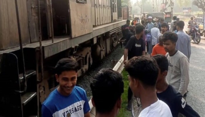 কুড়িগ্রামে ট্রেনের সাথে মোটরসাইকেলের ধাক্কা, বন্ধ রেল যোগাযোগ