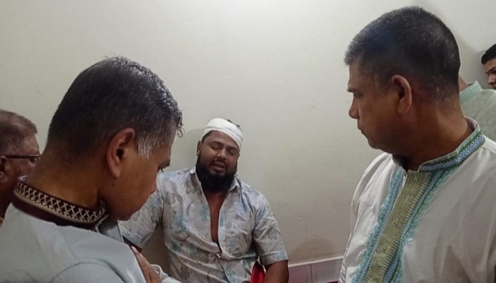 ​নির্বাচনে জামায়েতের হামলার শিকার বিএনপি নেতাকে দেখতে হাসপাতালে এমপি শ্যামল
