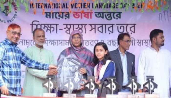 কুড়িগ্রামে ৫ বিদ্যালয়ে ল্যাপটপ ও ৭০০ শিক্ষার্থীকে শিক্ষাসামগ্রী বিতরণ