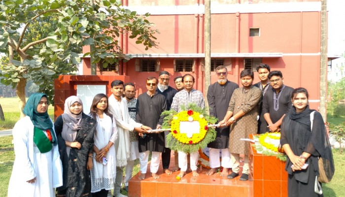 ‎ভাষা শহিদদের স্মরণে দেশের প্রথম শহিদ মিনারে আরসিআরইউ’র শ্রদ্ধা
