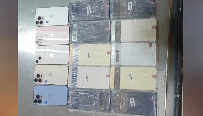 কাস্টমসের অভিযানে ২৭০ কার্টন সিগারেট ও ১৫ মোবাইল জব্দ