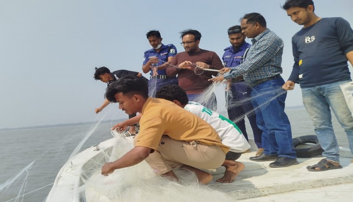 মেঘনায় অভিযানে ছয় জেলে আটক, জরিমানা